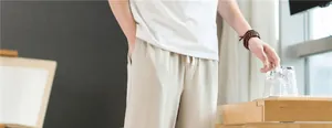Vue détaillée du pantalon large respirant en coton et lin kaki pour homme