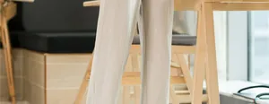 Détail d'un pantalon décontracté léger en coton et lin à jambes larges pour hommes