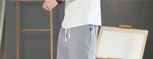 Vue détaillée d'un pantalon en lin gris pour homme avec cordon de serrage blanc ajusté
