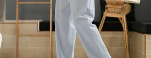 Vue détaillée d'un pantalon décontracté en coton et lin pour homme en bleu clair