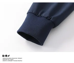 Dettaglio ravvicinato del polsino a coste di una giacca casual da uomo blu navy