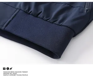 Macro del polsino a coste e della trama del tessuto di una giacca da uomo blu scuro.