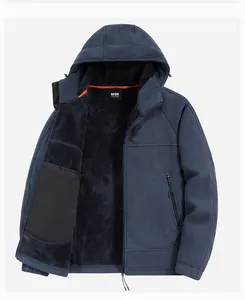 Λεπτομέρεια μπλε ανδρικής ζακέτας fleece με χοντρή μαύρη επένδυση αρνίσιου βελούδου