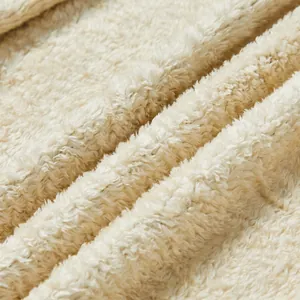Gros plan montrant la texture douce en polaire Sherpa crème du sweat-shirt d'hiver