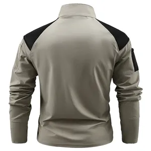 Rückansicht eines beige Outdoor-Sweatshirts mit Stehkragen und schwarzen Mesh-Einsätzen.