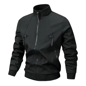Giacca casual nera da uomo con collo alto, tasche con zip e polsini a costine