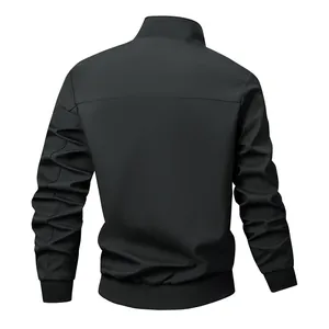 Vista posteriore del bomber nero minimalista con colletto in piedi casual da uomo