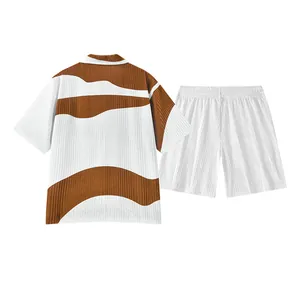 Πίσω όψη ανδρικού καλοκαιρινού σετ δύο τεμαχίων με καφέ πουκάμισο με μοτίβο κυμάτων.