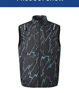 Vista frontale dettagliata di un gilet rinfrescante con motivi a fulmini blu e colletto alto
