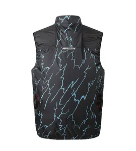 Vista posteriore di un gilet rinfrescante con ventole e motivi a fulmini blu