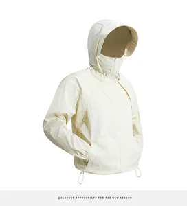 Detailansicht der cremefarbenen Sonnenschutzjacke mit Kapuze und integrierter Maske für Outdoor