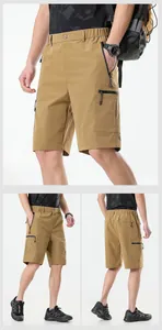 Dettaglio dei pantaloncini cargo kaki da uomo ad asciugatura rapida con tasche