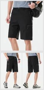 Vista dettagliata dei pantaloncini cargo neri da uomo con tasche multiple con cerniera.
