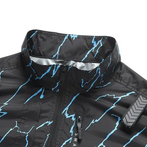 Dettaglio gilet di raffreddamento nero con motivo a fulmini blu e collo alto