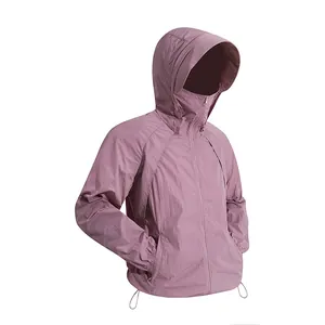 Leichte UV-Schutzjacke mit Kapuze in Mauve für sommerliche Outdoor-Aktivitäten im Freien