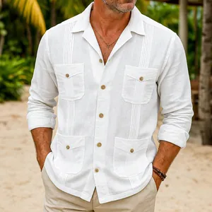 Dettaglio della camicia Guayabera da uomo bianca a maniche lunghe in cotone e lino.