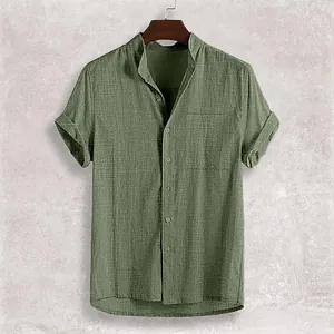 Dettaglio di una camicia casual da uomo a maniche corte in lino e cotone verde oliva