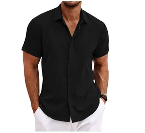 Primo piano di una camicia nera a maniche corte in cotone e lino da uomo.