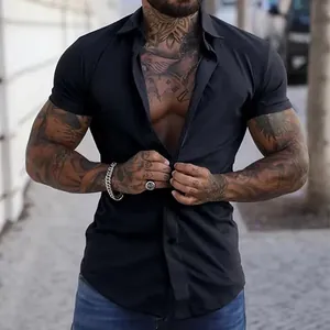 Dettaglio di un uomo muscoloso che indossa una camicia nera a maniche corte aderente all'aperto