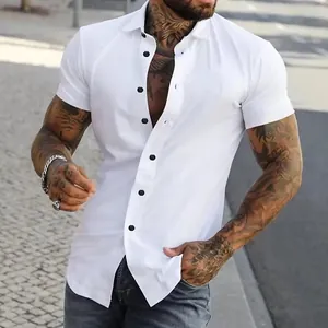 Camicia bianca aderente a maniche corte da uomo con bottoni neri per il tempo libero