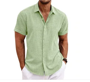 Dettaglio camicia da uomo in lino e cotone verde salvia a maniche corte con bottoni