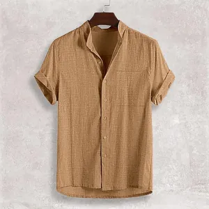 Dettaglio ravvicinato camicia casual da uomo in lino color cammello con collo coreana