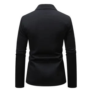 Detaillierte Rückansicht eines schwarzen Herren-Blazers mit modischer Wabenstruktur
