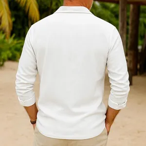Vista posteriore di una camicia casual da uomo in lino bianco a maniche lunghe al mare