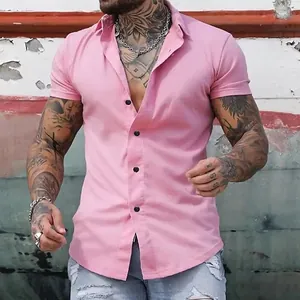 Camicia da uomo rosa a maniche corte slim fit con bottoni neri indossata da modello