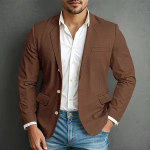 Detail eines braunen strukturierten Slim-Fit-Freizeit-Blazers für Herren mit Knöpfen