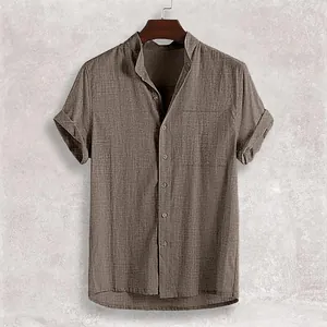 Vista dettagliata della camicia in lino marrone a maniche corte con colletto alla coreana