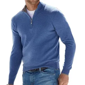 Nahaufnahme eines blauen Herren-Kaschmirpullovers mit Viertelreißverschluss am Model
