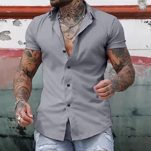 Primo piano di una camicia casual da uomo grigia a maniche corte con chiusura a bottoni