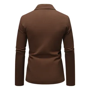 Rückansicht eines braunen Freizeit-Blazers für Herren mit Waffelstrick-Struktur.