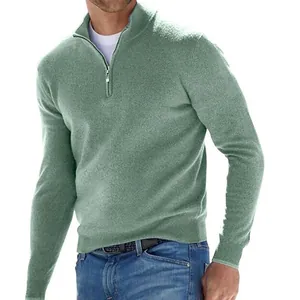 Herren Kaschmirpullover in Salbeigrün mit Viertelreißverschluss für den Herbst-Winter.