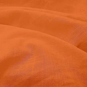 Nahaufnahme der atmungsaktiven orangefarbenen Leinenstofftextur eines Herrenhemdes.