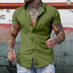 Camicia da uomo a maniche corte slim fit in verde oliva per un look estivo casual