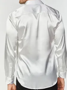 Vue arrière d'une chemise de bureau en satin blanc brillant de haute qualité pour hommes