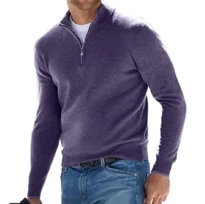 Hochwertiger lila Kaschmir-Pullover für Herren mit Viertelreißverschluss am Model