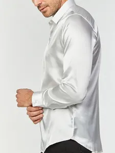 Vue de profil détaillée d'une chemise business pour homme en satin blanc brillant.