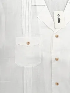 Camicia casual da uomo bianca in cotone e lino con dettagli plissettati e colletto a rever
