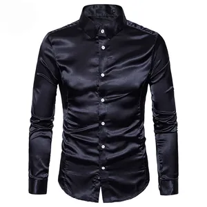 Vue de face d'une chemise habillée en satin noir brillant pour hommes, style business.