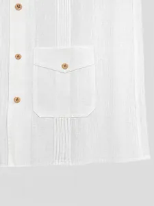 Camicia casual da uomo in cotone e lino bianco con taschino e pieghe verticali