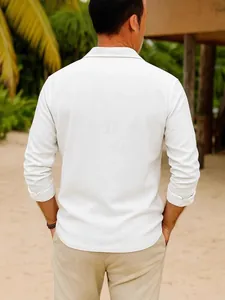 Vista posteriore di una camicia a maniche lunghe da uomo in lino di cotone bianco con revers