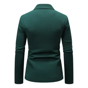 Detaillierte Rückansicht eines lässigen dunkelgrünen Waffelstrick-Langarmshirts