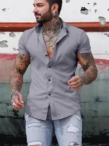 Camicia estiva casual da uomo a maniche corte slim fit in tinta unita grigia.