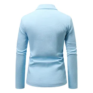 Detaillierte Rückansicht einer hellblauen Herrenjacke mit Waffelstruktur und langen Ärmeln.