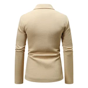 Detaillierte Rückansicht eines Herren-Blazers mit modischer Waffelstruktur in Beige