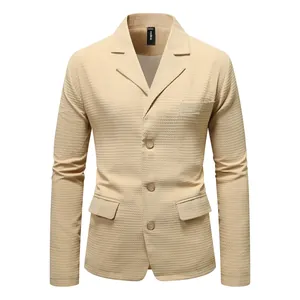 Nahaufnahme eines lässigen Herren-Blazers in Khaki mit markanter Waffelstruktur-Optik.