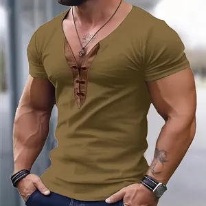 Gros plan d'un t-shirt marron à manches courtes pour homme avec col en V et détails à lacets
